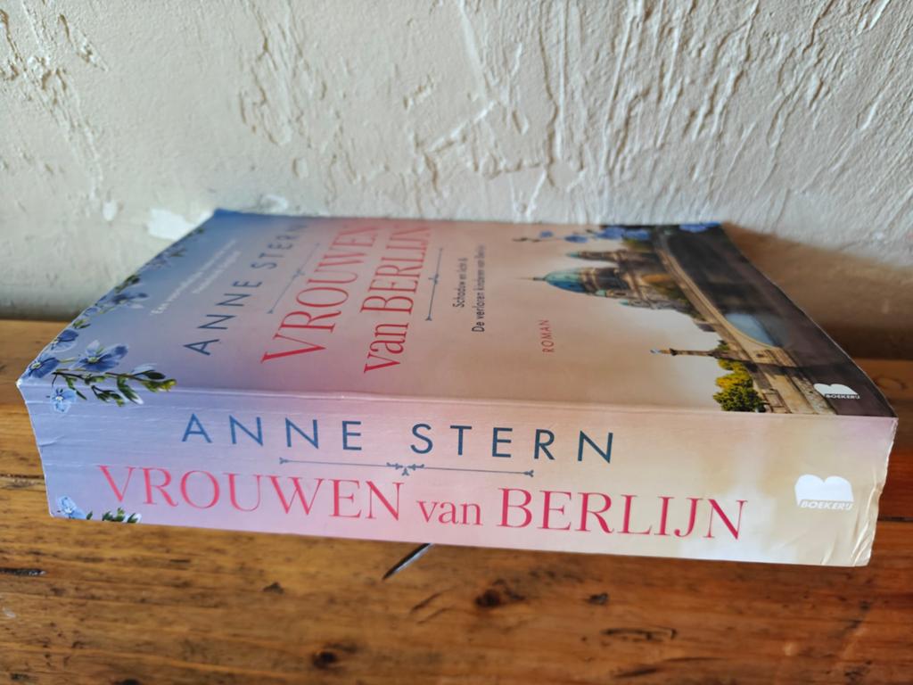 Vrouwen van Berlijn.  Omnibus., Ophalen of Verzenden, Gelezen