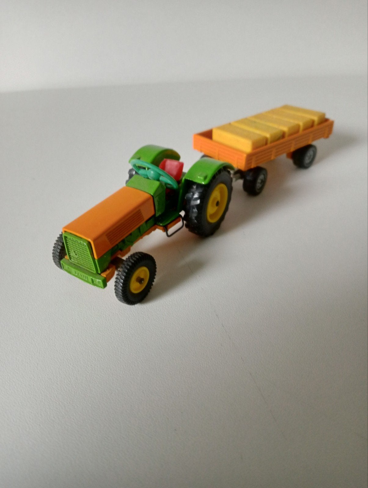 Vintage speelgoed tractor met aanhanger en balen, Ophalen of Verzenden, Nieuw