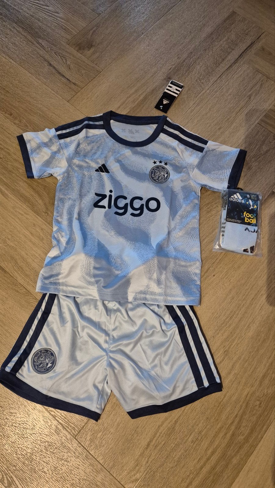 Ajax tenue maat 22 (7-8 jaar) - Nieuw met sokken, Ophalen of Verzenden, Nieuw, Adidas, Jongen