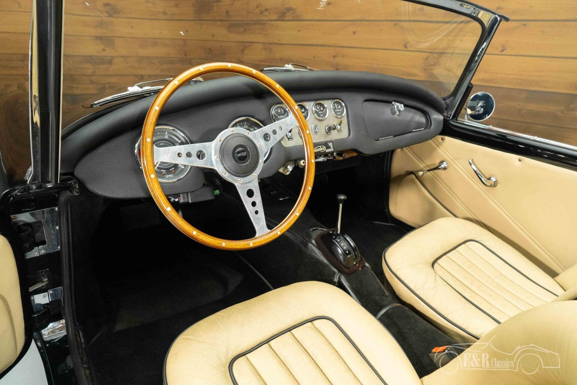 Daimler SP 250 Dart Cabriolet | 1961, Auto's, Oldtimers, Achterwielaandrijving, Beige, Zwart, Leder