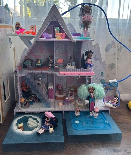 LOL Winter Chalet + Poppen, Kinderen en Baby's, Speelgoed | Poppenhuizen, Ophalen, Zo goed als nieuw, Poppenhuis
