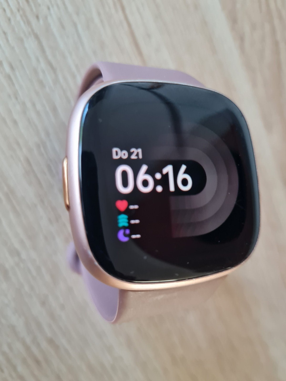 Fitbit Versa 4 - Paars/Rosé met oplader (Gebruikt), Gebruikt, Paars, Ophalen of Verzenden, Fitbit