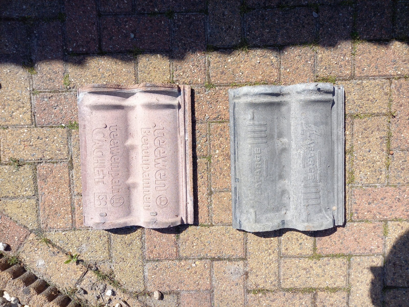 Betonpannen 42 x 33 cm – 68 stuks rood/bruin en grijs, Doe-het-zelf en Verbouw, Dakpannen en Dakbedekking, Ophalen, Overige materialen