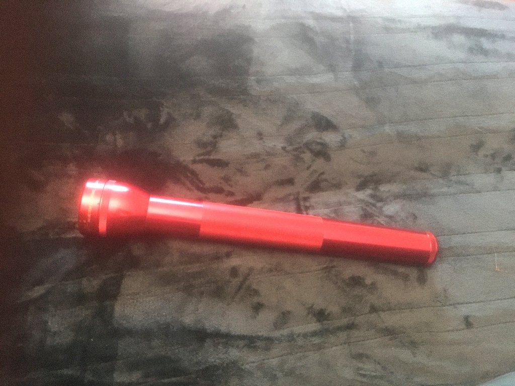MAG-LITE - enorme zaklantaarn in rood geanodiseerd aluminium, Antiek en Kunst, Curiosa en Brocante, Ophalen of Verzenden