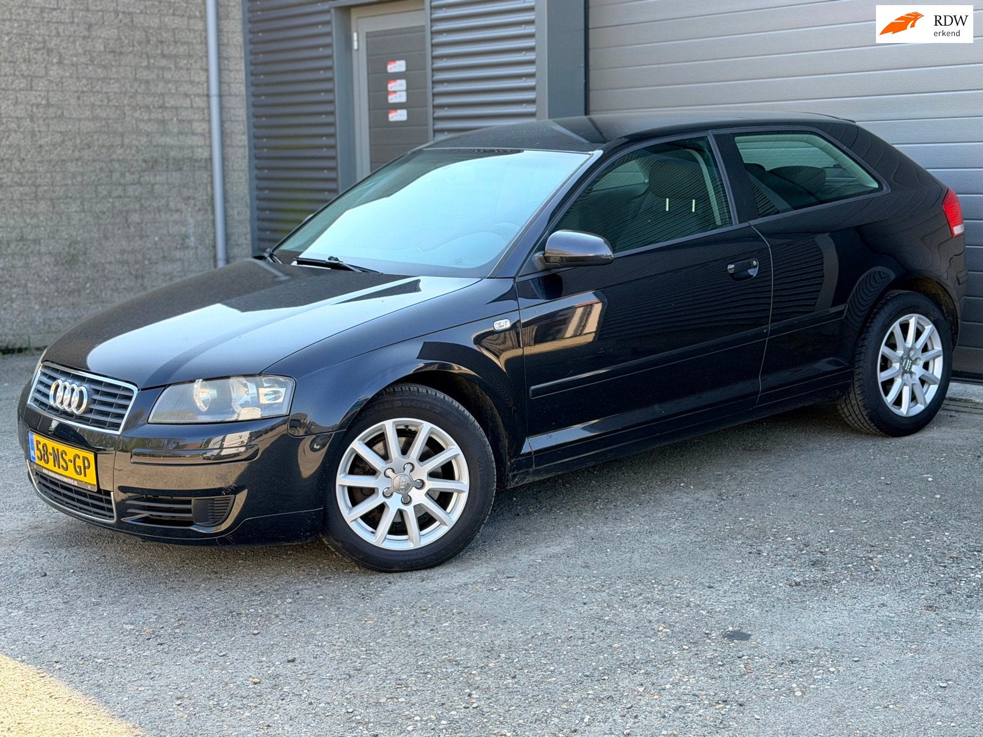 Audi A3 1.6 Attraction Automaat, Auto's, Gebruikt, 4 cilinders, Zwart, Euro 4