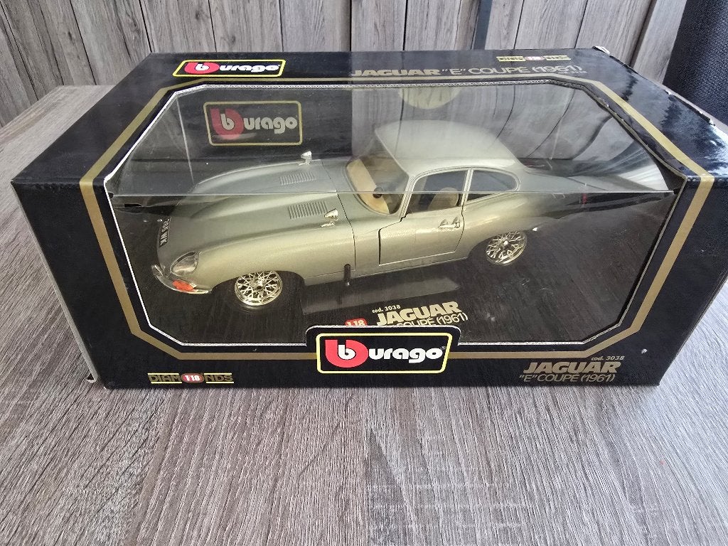 Te koop ( Nieuwstaat ) Jaguar ''E'' Coupe 1961 Bburago 1:18, Hobby en Vrije tijd, Modelauto's | 1:18, Verzenden, Zo goed als nieuw