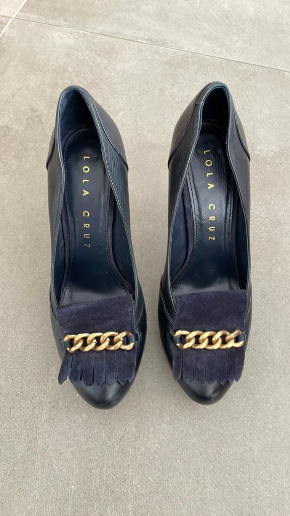 Lola Cruz pumps met kettingdetail - Maat 40, Kleding | Dames, Schoenen, Ophalen of Verzenden, Zo goed als nieuw, Blauw, Pumps