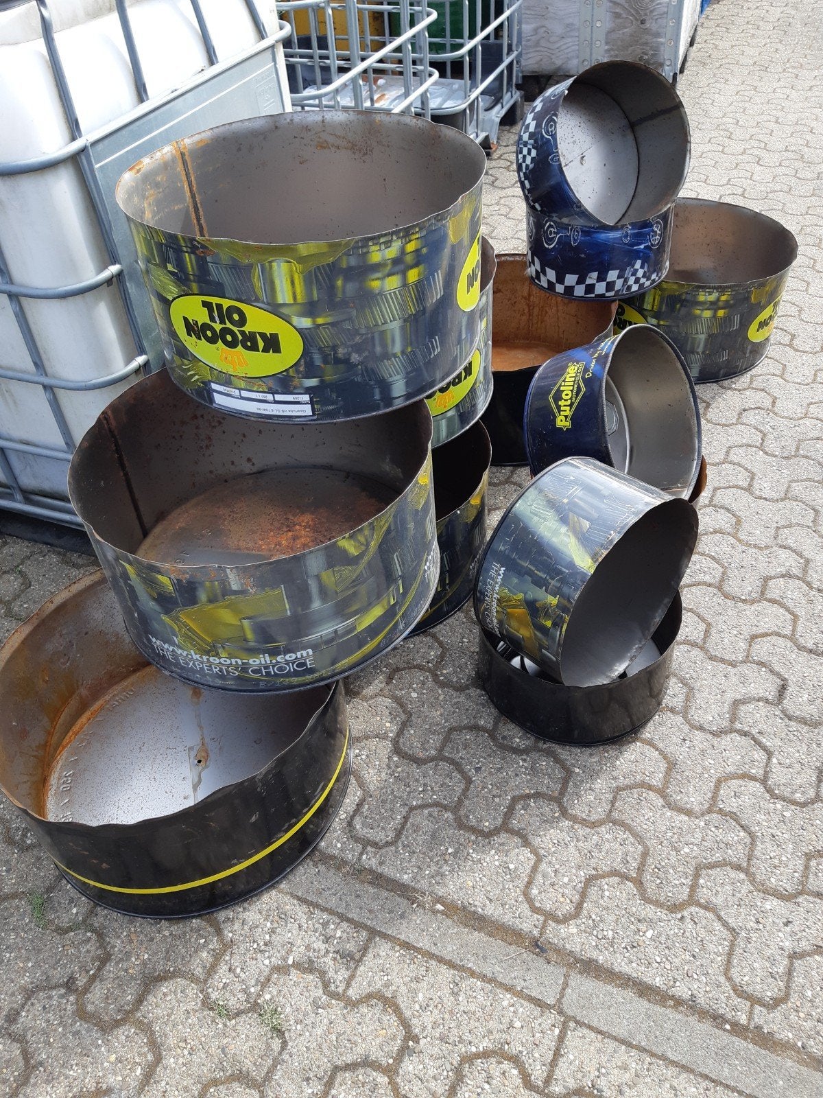 Vuurkorf van olievaten klein 4 euro groot 8 euro, Ophalen