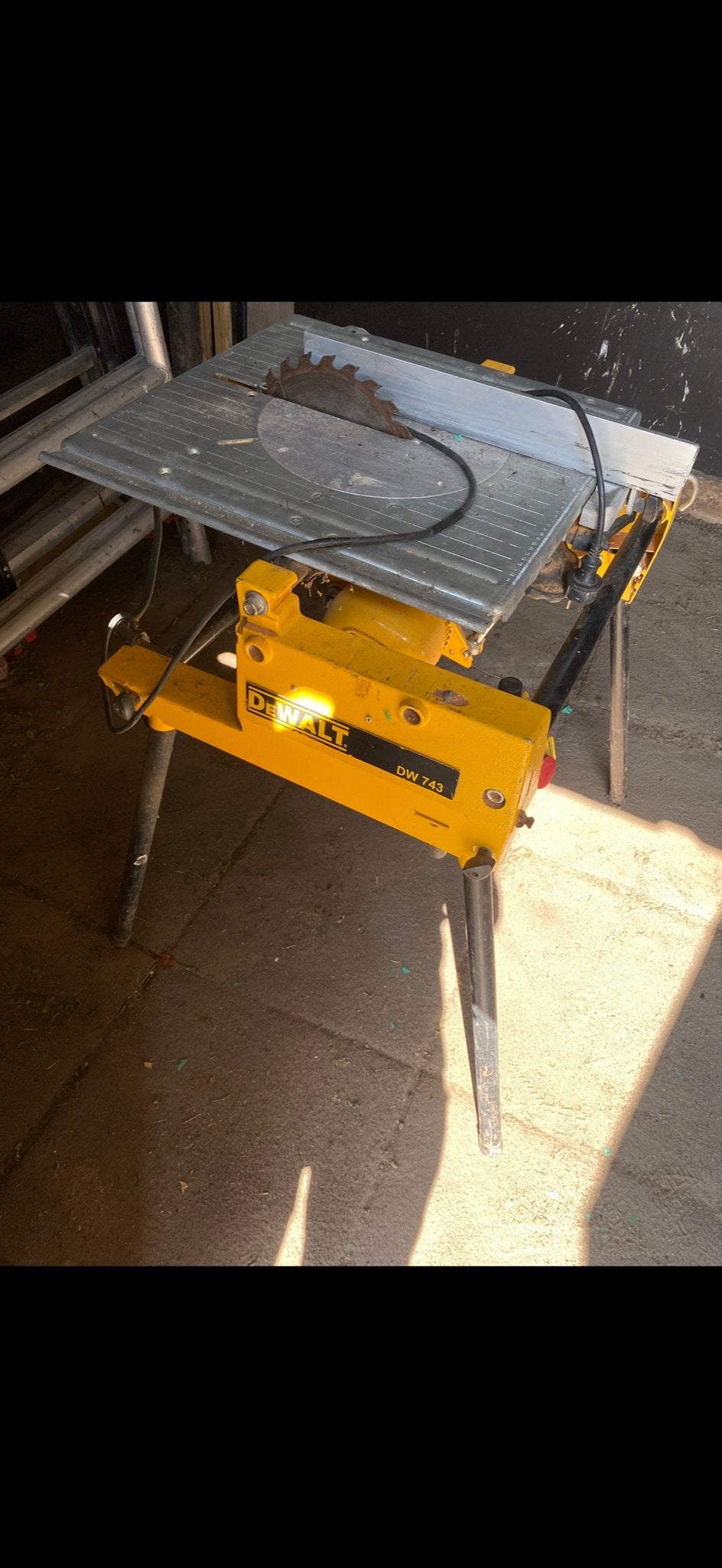 DeWalt DW 743 Zaagtafel - Werkt perfect, kan jaren mee, Doe-het-zelf en Verbouw, Ophalen, Gebruikt, Cirkelzaag