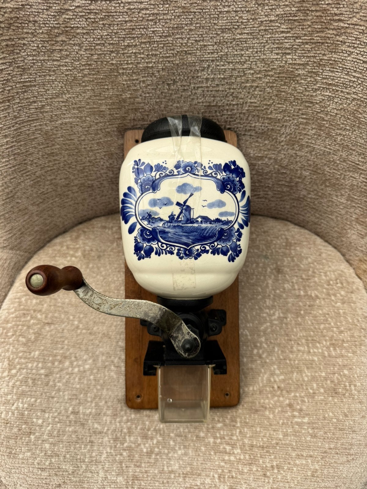 vintage wandkoffiemolen met een wit keramiek blauw Delfts, Ophalen