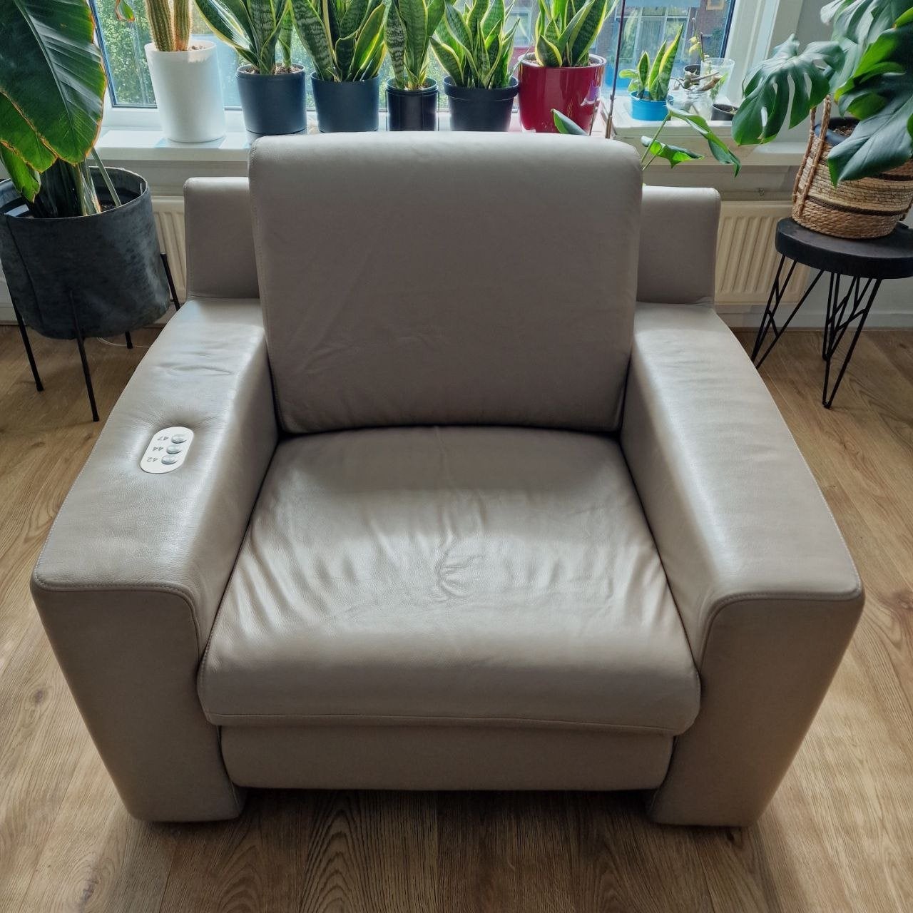 Luxe elektrisch leren relaxfauteuil te koop, Huis en Inrichting, Banken | Bankstellen, Ophalen, Eenpersoons, 75 tot 100 cm, Zo goed als nieuw