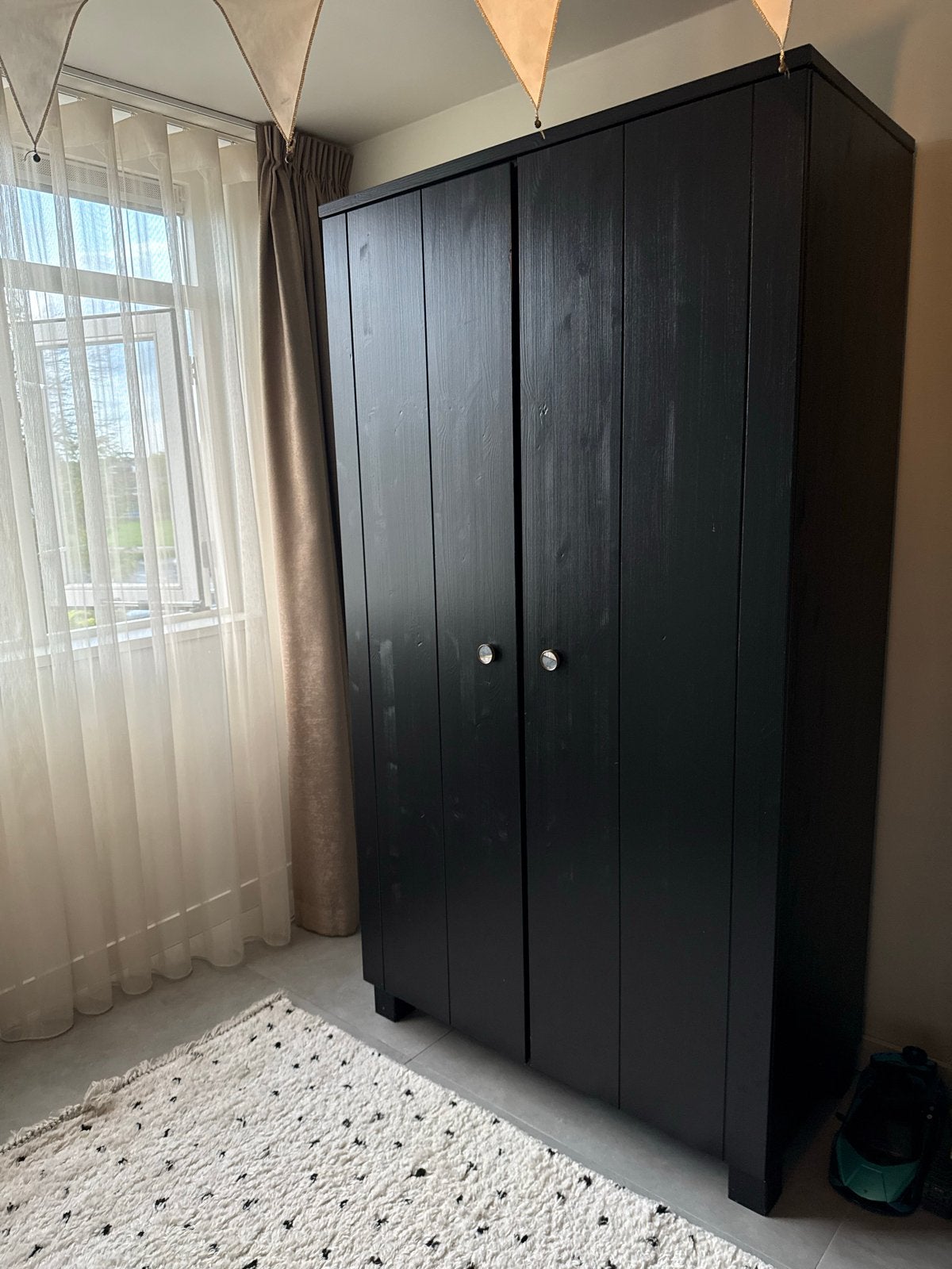 Zwarte kledingkast met hanggedeelte en 4 planken, Ophalen, Met plank(en), Gebruikt, 50 tot 100 cm