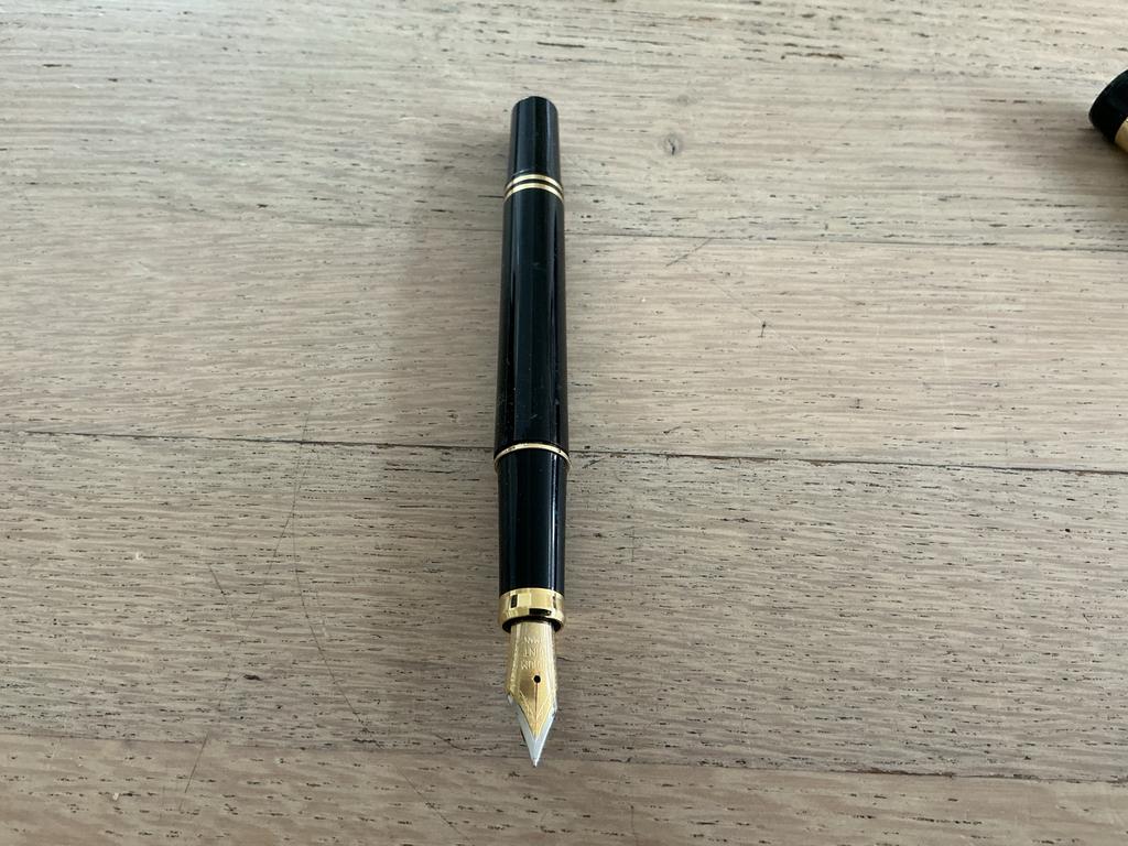 zwarte vulpen met gouden accenten,Iridium Point Germany, Verzamelen, Pennenverzamelingen, Ophalen of Verzenden, Zo goed als nieuw
