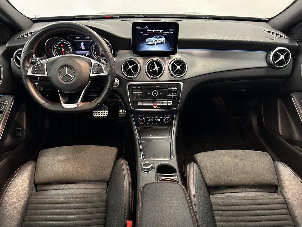 Mercedes-Benz GLA-klasse 180 AMG Night Upgrade | Panoramadak, Auto's, Mercedes-Benz, Gebruikt, 4 cilinders, 715 kg, Leder en Stof