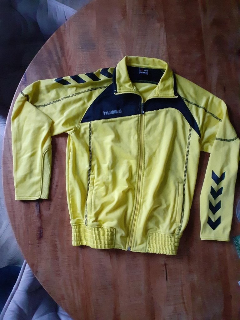 Trainingspak Hummel maat 164 geel/zwart, Jongen of Meisje, Sport- of Zwemkleding, Ophalen of Verzenden, Zo goed als nieuw