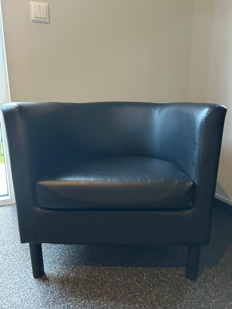 Modern zwart leren fauteuil, Ophalen, Zo goed als nieuw, 50 tot 75 cm