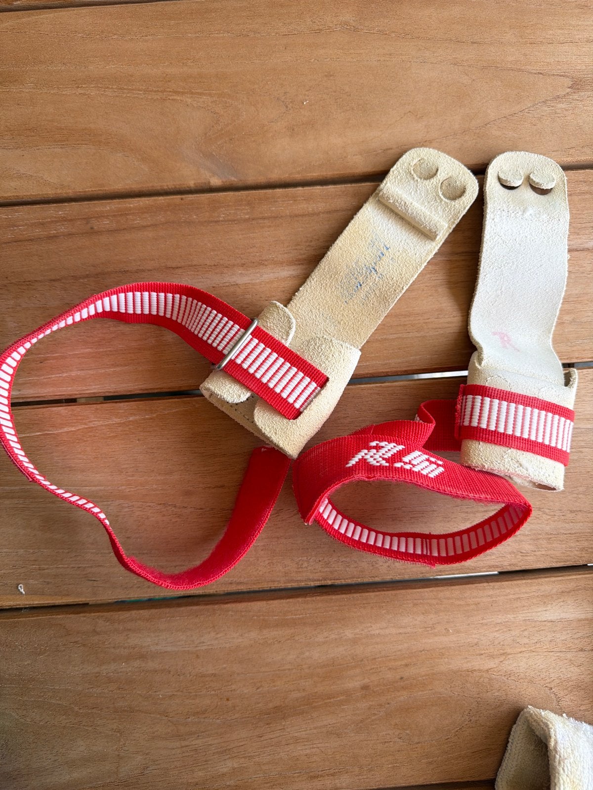 Turnleertjes rood/wit - Gebruikt, Ophalen of Verzenden, Gebruikt, Rood, Materiaal