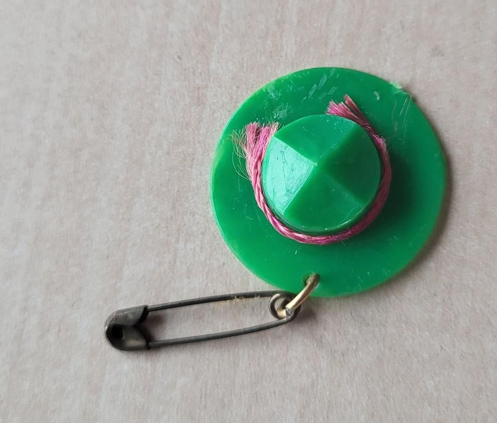 Tiroler Hoedje broche, Gebruikt, Niet vindbaar, Niet vindbaar, Speldje of Pin