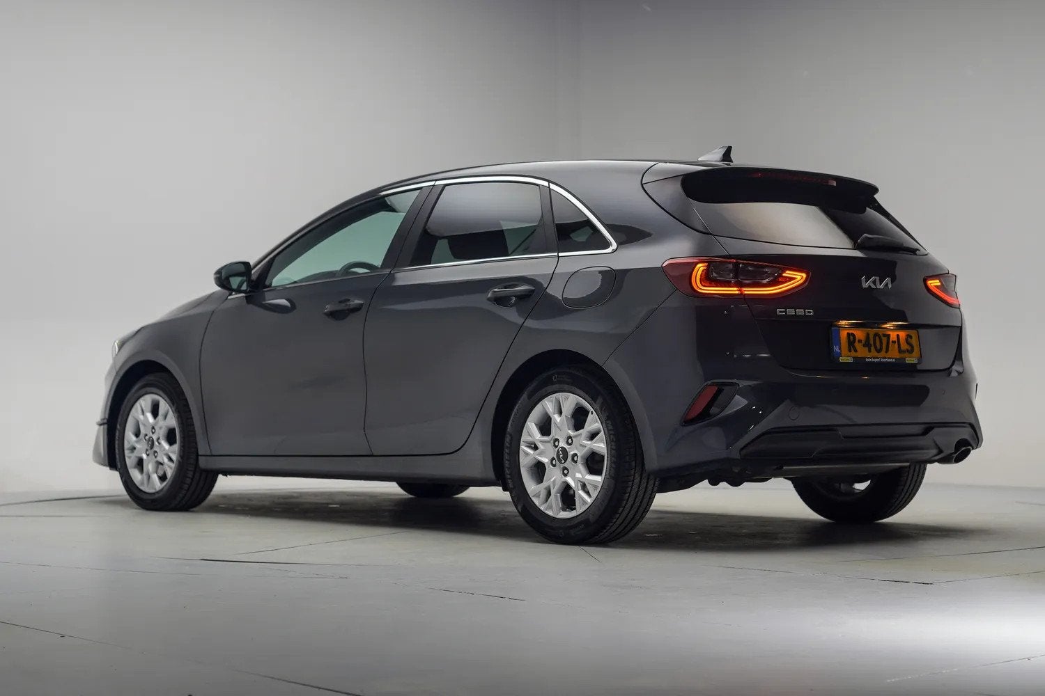 Kia Ceed 1.5 T-GDi 160pk DynamicPlusLine [ LED Navi Camera ], Auto's, Dealer onderhouden, Gebruikt, 4 cilinders, Bedrijf