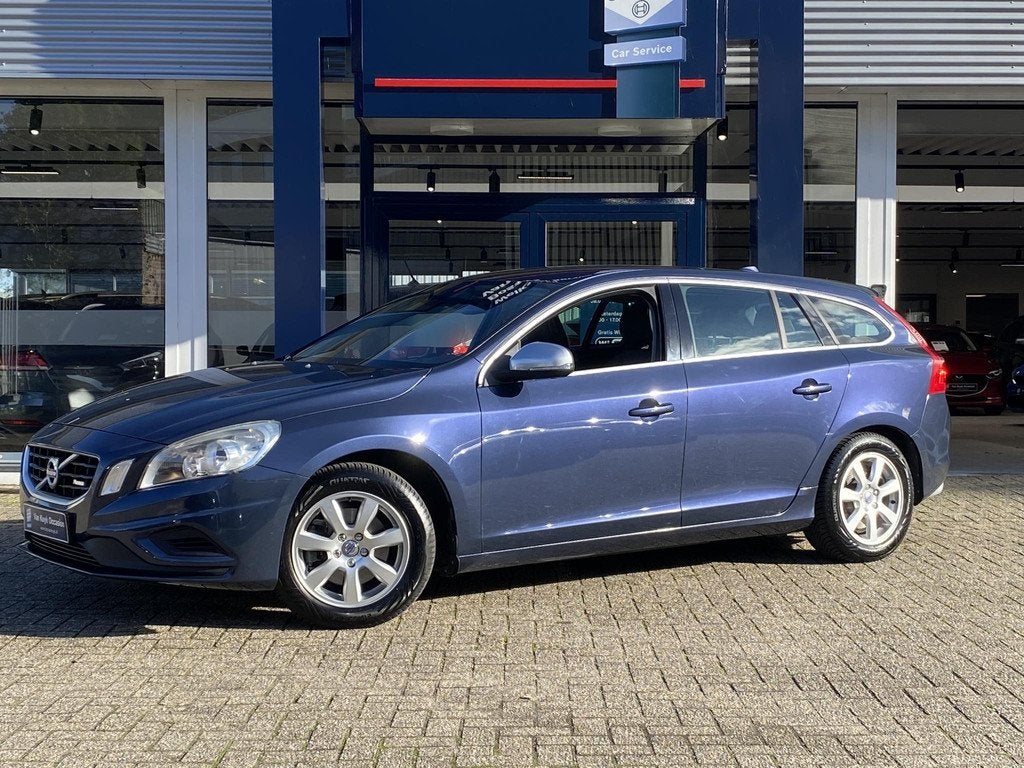 Volvo V60 1.6 T3 R-Design / Automaat / NL-Auto / Dealer-Onde, Gebruikt, Zwart, 4 cilinders, 150 pk