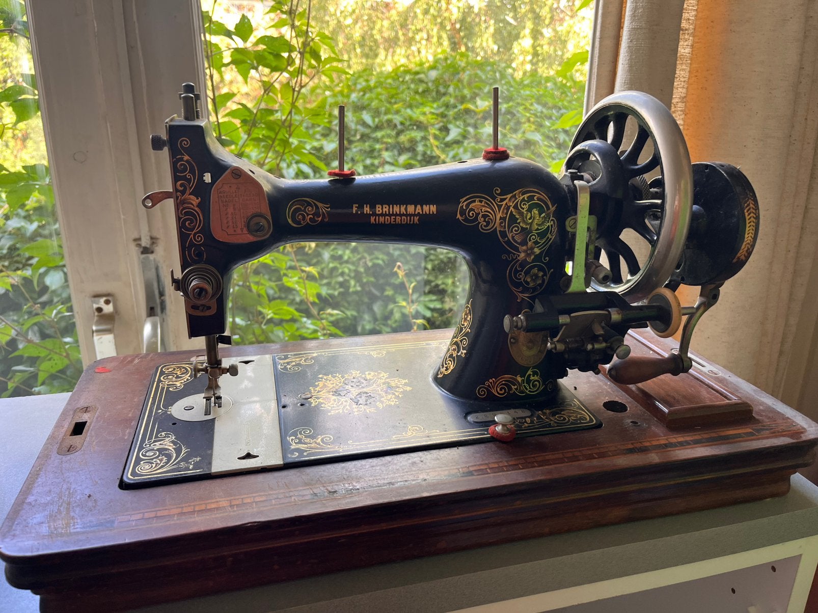 Antieke handnaaimachine F.H.Brinkmann Kinderdijk, Ophalen