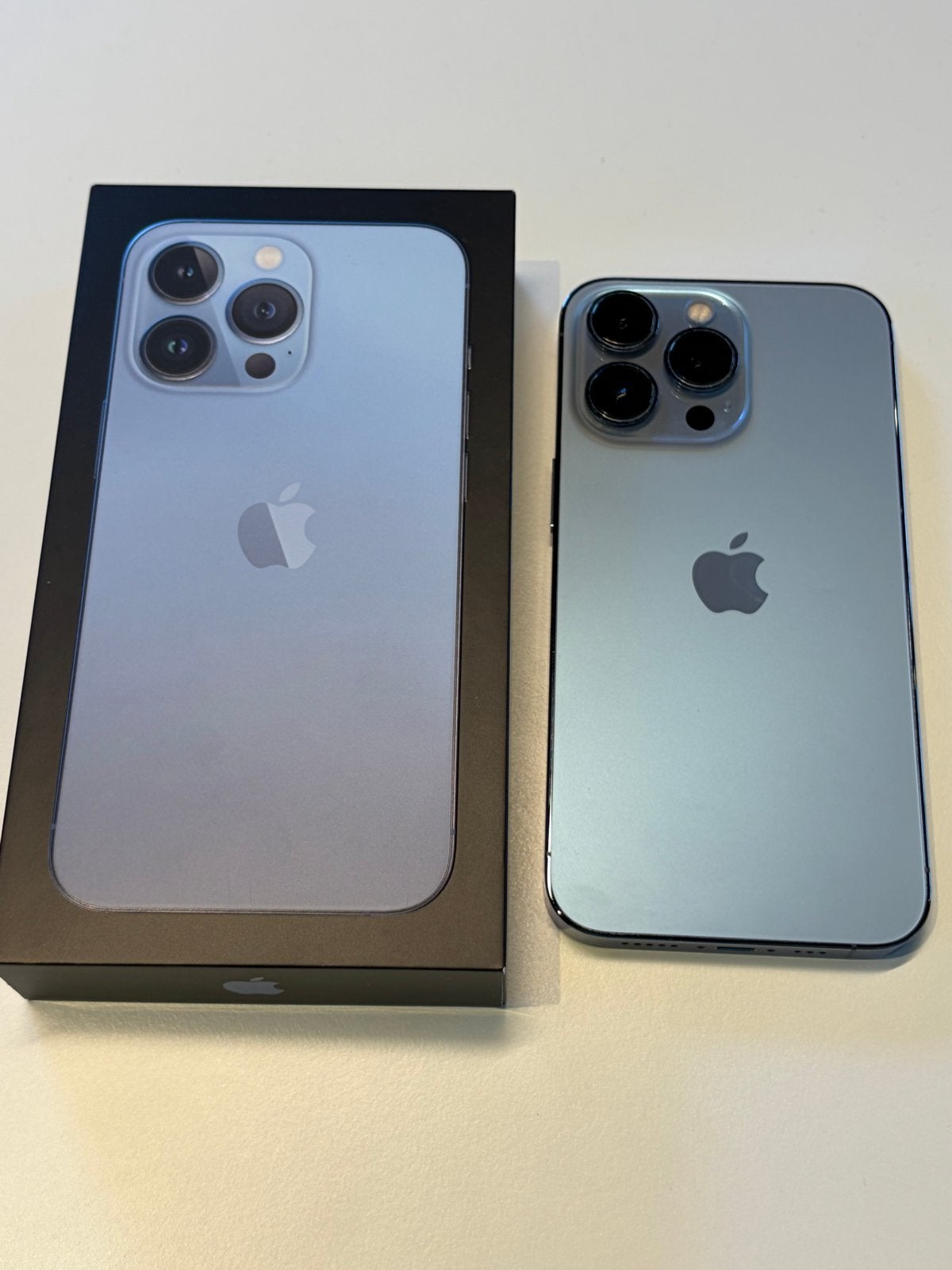 Apple iPhone 13 Pro 256GB Sierra Blue Zo goed als nieuw, Blauw, Zo goed als nieuw, IPhone 13 Pro, 81 %