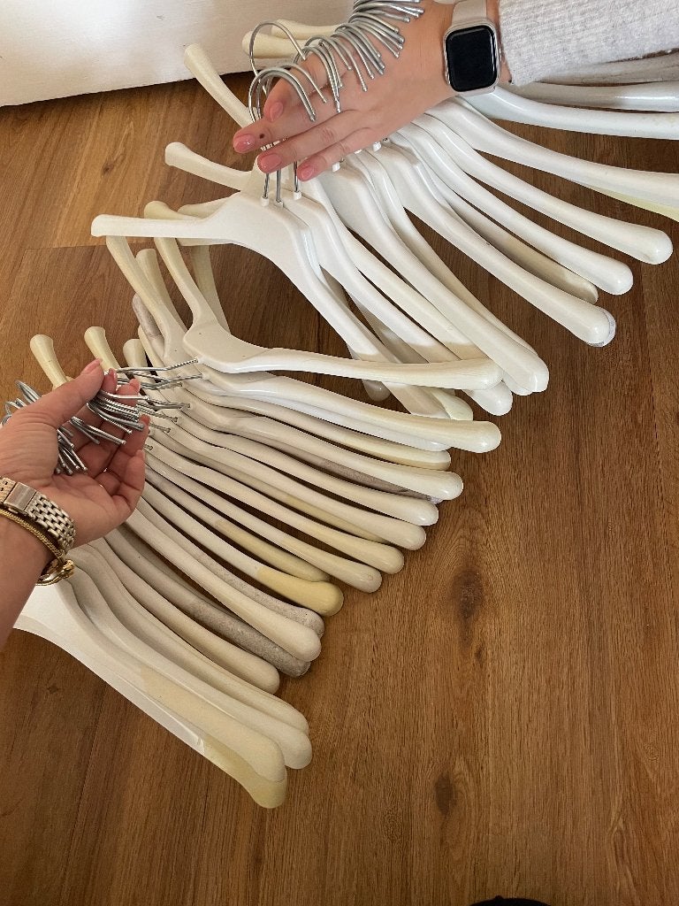 47 witte plastic kledinghangers, Ophalen of Verzenden, Zo goed als nieuw, Kunststof, Volwassenen