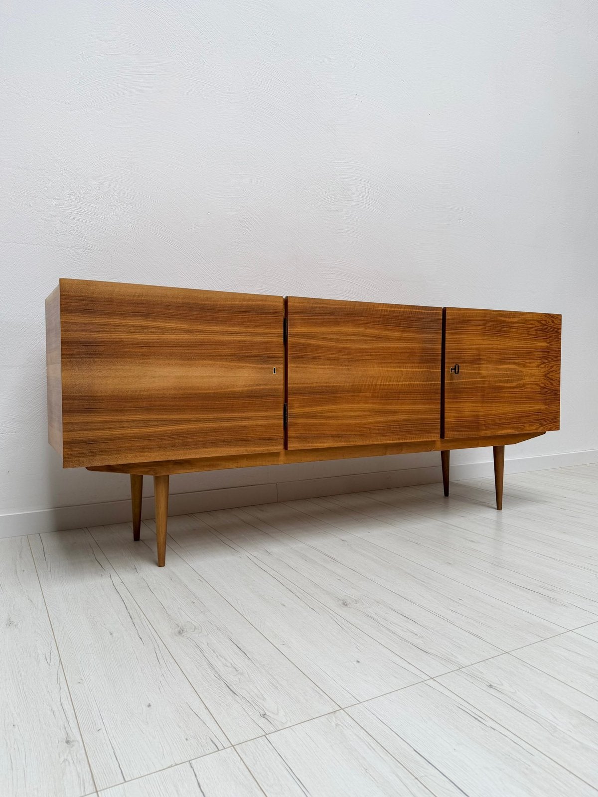 Vintage jaren 60 Duits mid-century walnoot dressoir ladekast, 150 tot 200 cm, Ophalen of Verzenden, Zo goed als nieuw, 25 tot 50 cm