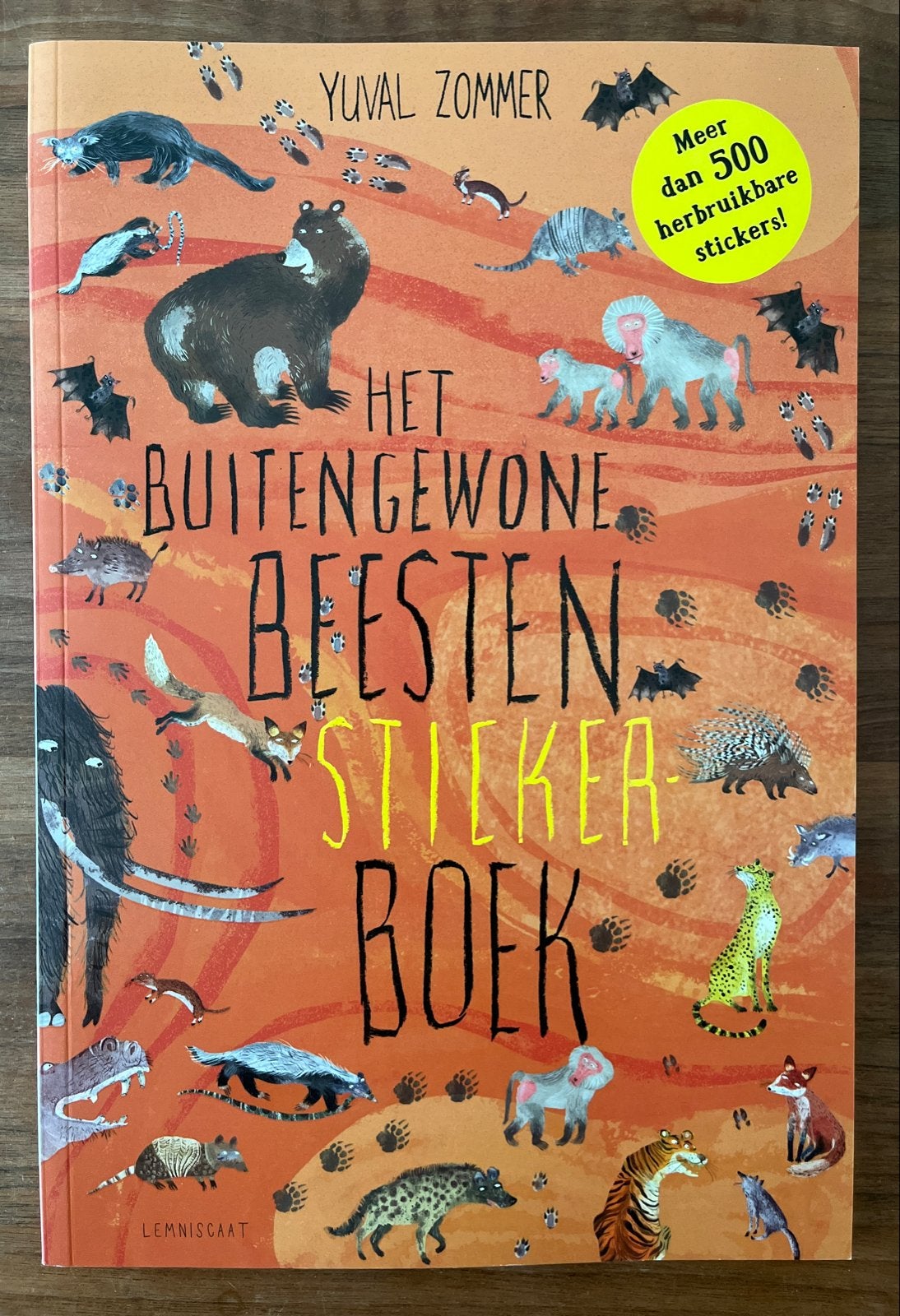 Het Buitengewone Beesten Stickerboek - Yuval Zommer, Boeken, Ophalen of Verzenden, Zo goed als nieuw, Non-fictie
