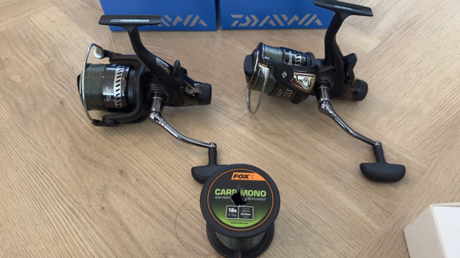 2x Daiwa Emcast BR 5000A met 2 reserve spoelen, Watersport en Boten, Ophalen of Verzenden, Zo goed als nieuw, Molen