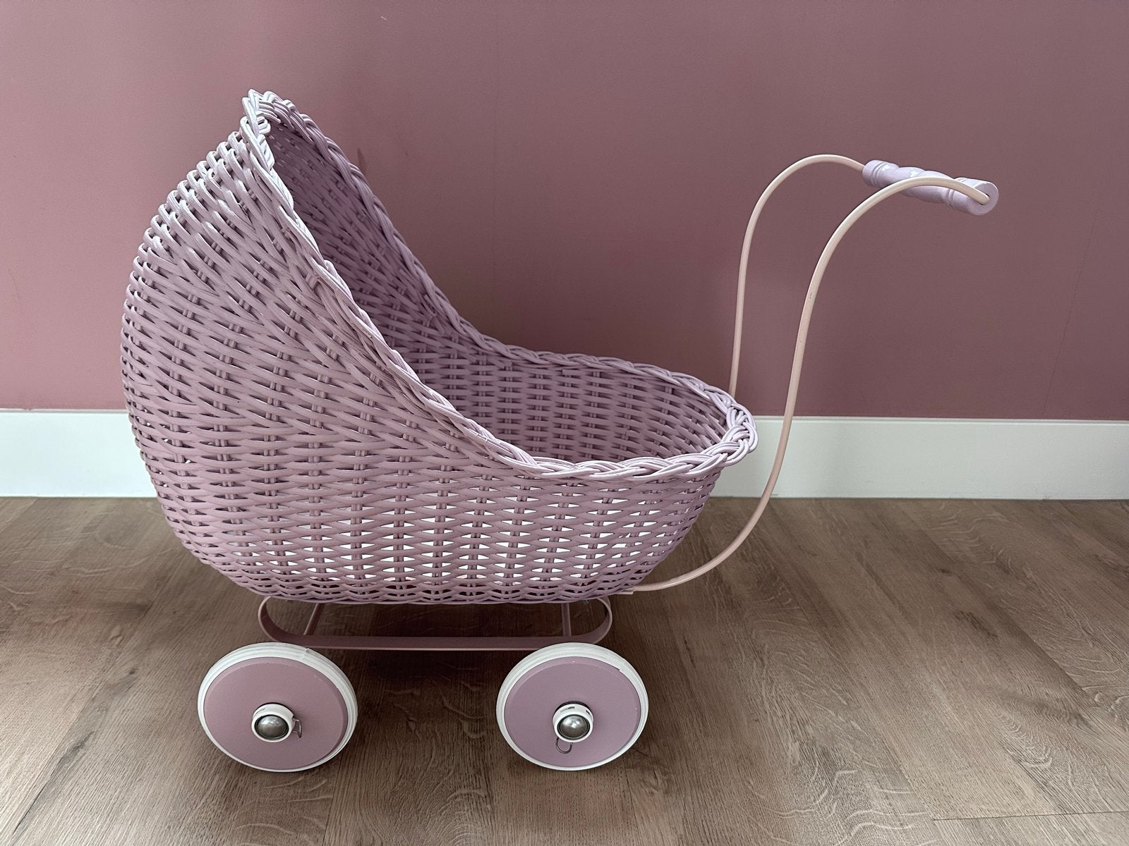 Smallstuff rieten poppenwagen - lila/roze, Ophalen, Zo goed als nieuw, Babypop