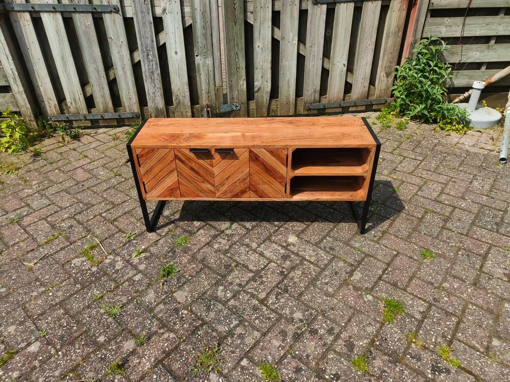 Stijlvolle dressoirkast met visgraatmotief en metalen frame, Huis en Inrichting, Met deur(en), 100 tot 150 cm, Modern, Industrieel, Visgraat