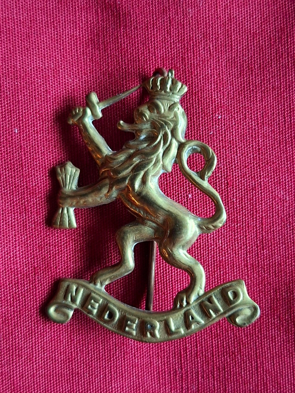 Oud Nederlands Militair Embleem - Leeuw met Zwaard, Verzamelen, Ophalen of Verzenden, Landmacht, Nederland, Embleem of Badge