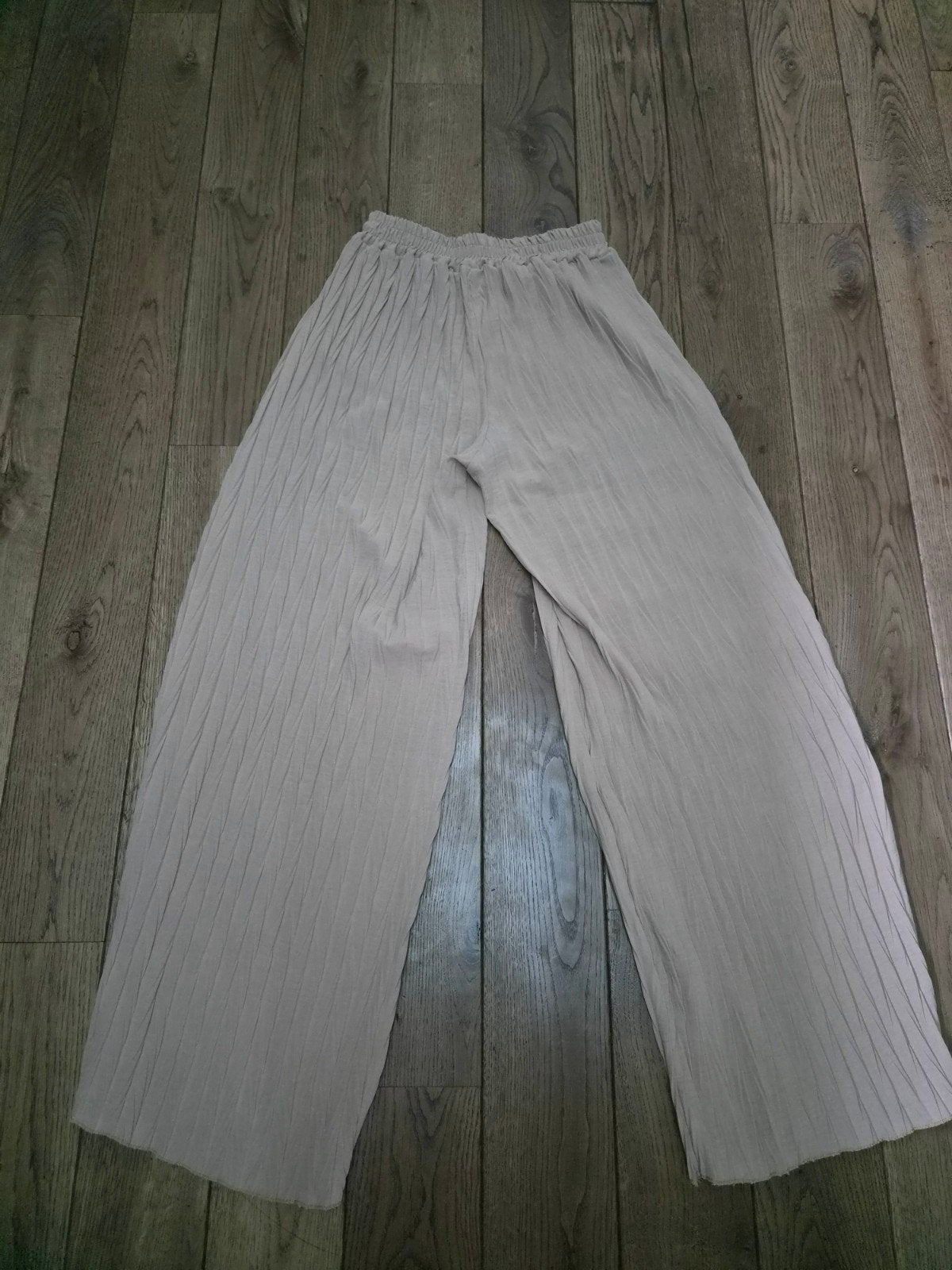 Beige geplooide broek, draagbaar tot maat 40, Maat 38/40 (M), Beige, Ophalen of Verzenden, Zo goed als nieuw