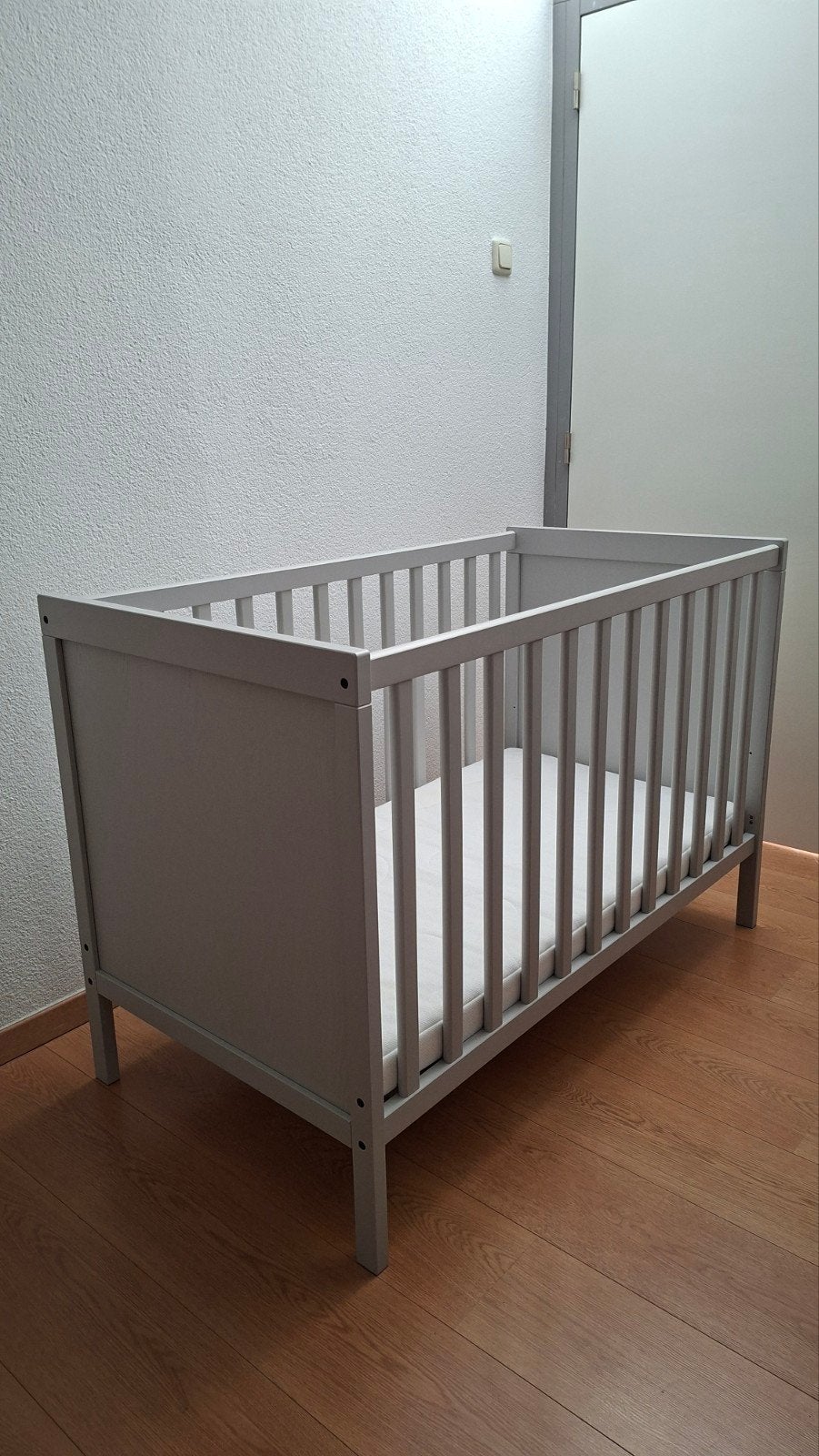 Lichtgrijs ledikant inclusief foammatras, Ophalen, Zo goed als nieuw, Ledikant