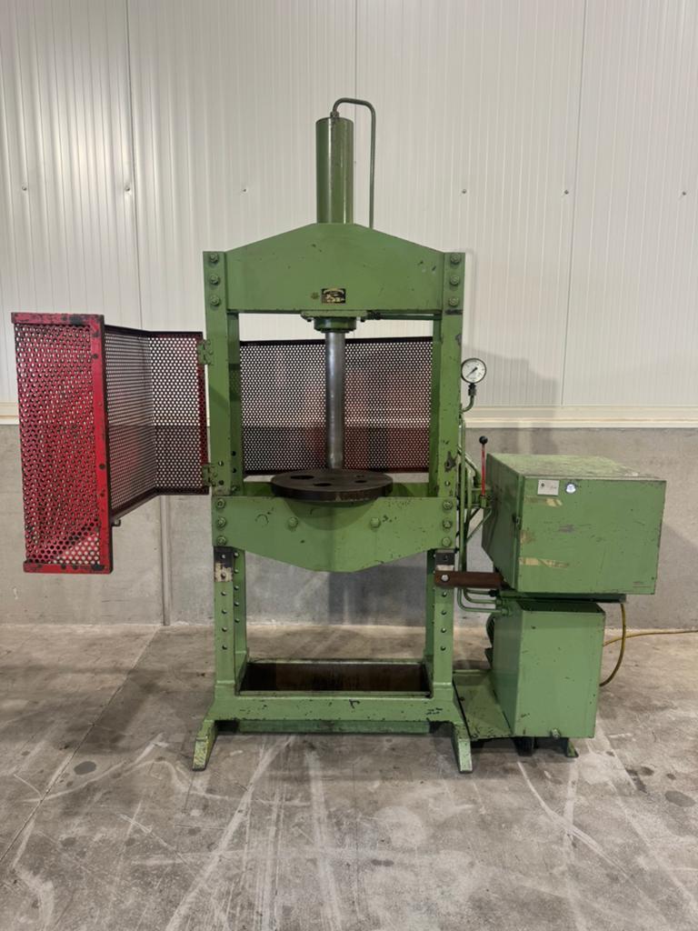 Gebr. Larkens BROOTSPERS 15 ton, Ophalen, Gebruikt
