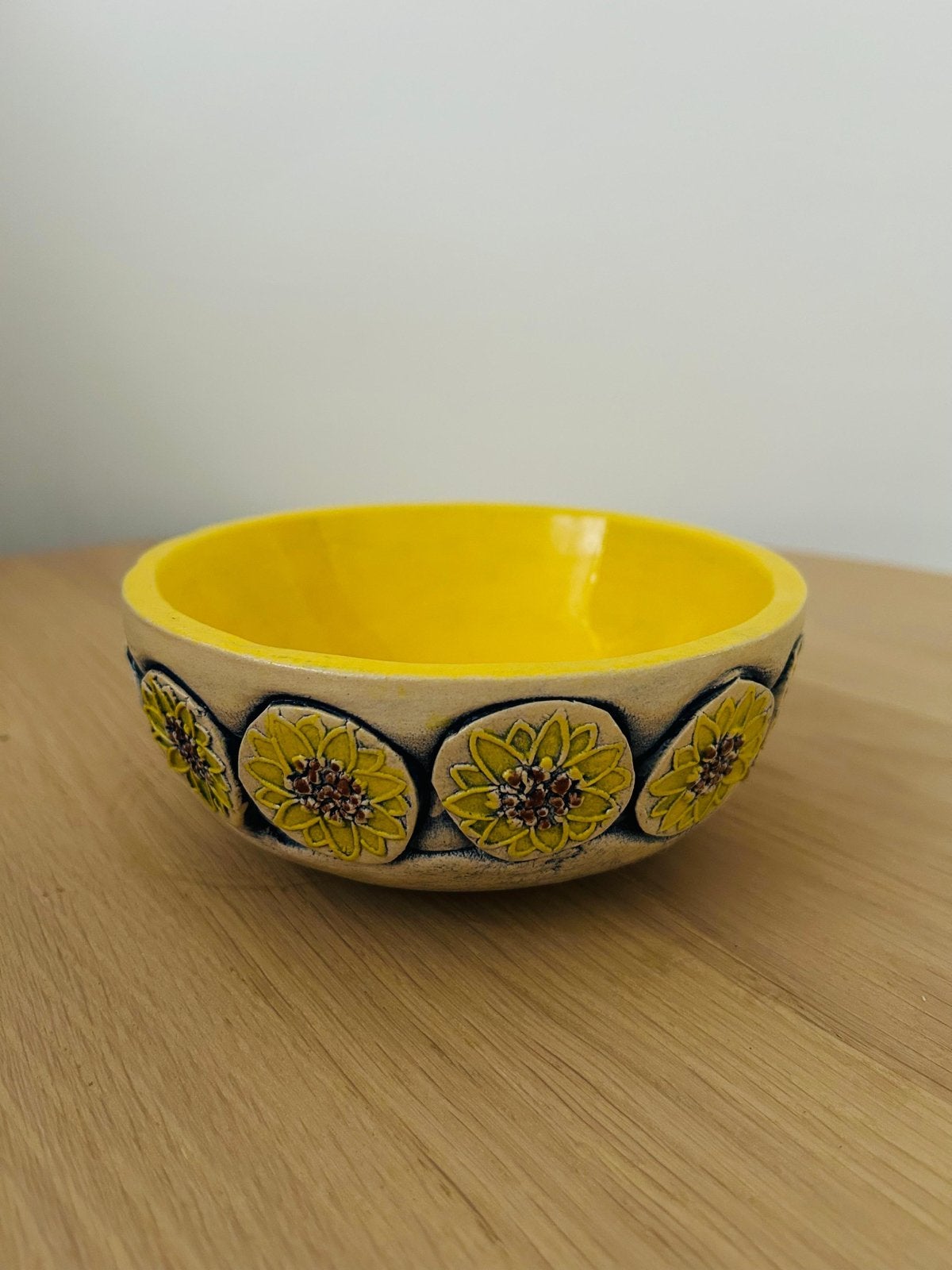 Unieke handgemaakte keramische kom met zonnebloemen, Antiek en Kunst, Ophalen