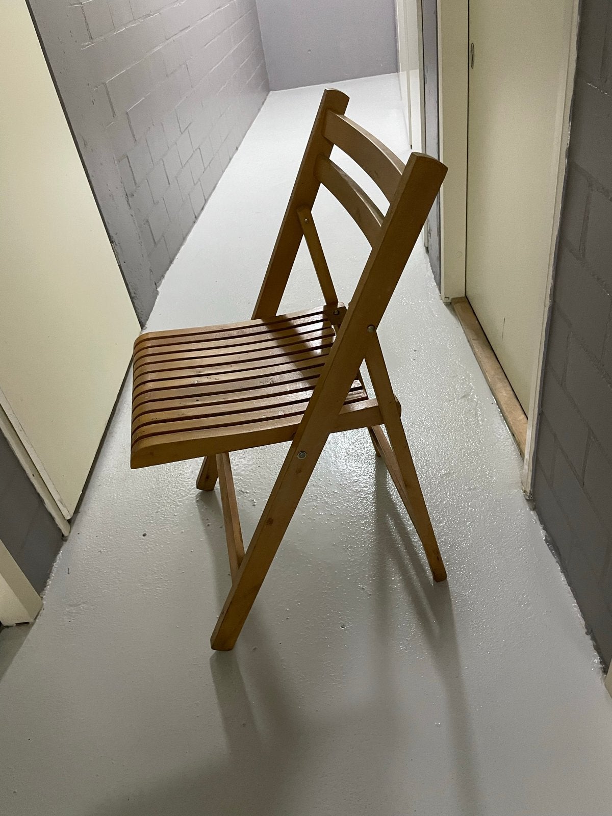 Klapstoel met massief gebogen latten zitting, Huis en Inrichting, Gebruikt, Bruin, Ophalen of Verzenden, Eén