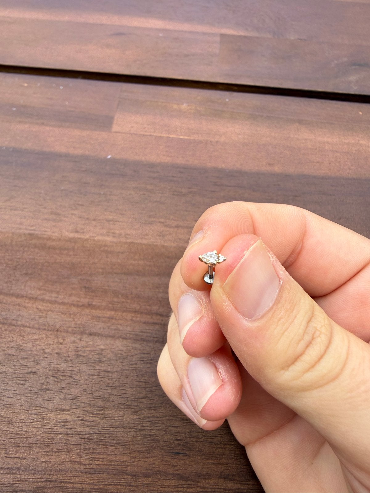 Gouden Oor- of Traguspiercing met zirkonias, Sieraden, Tassen en Uiterlijk, Piercings, Ophalen of Verzenden, Zo goed als nieuw