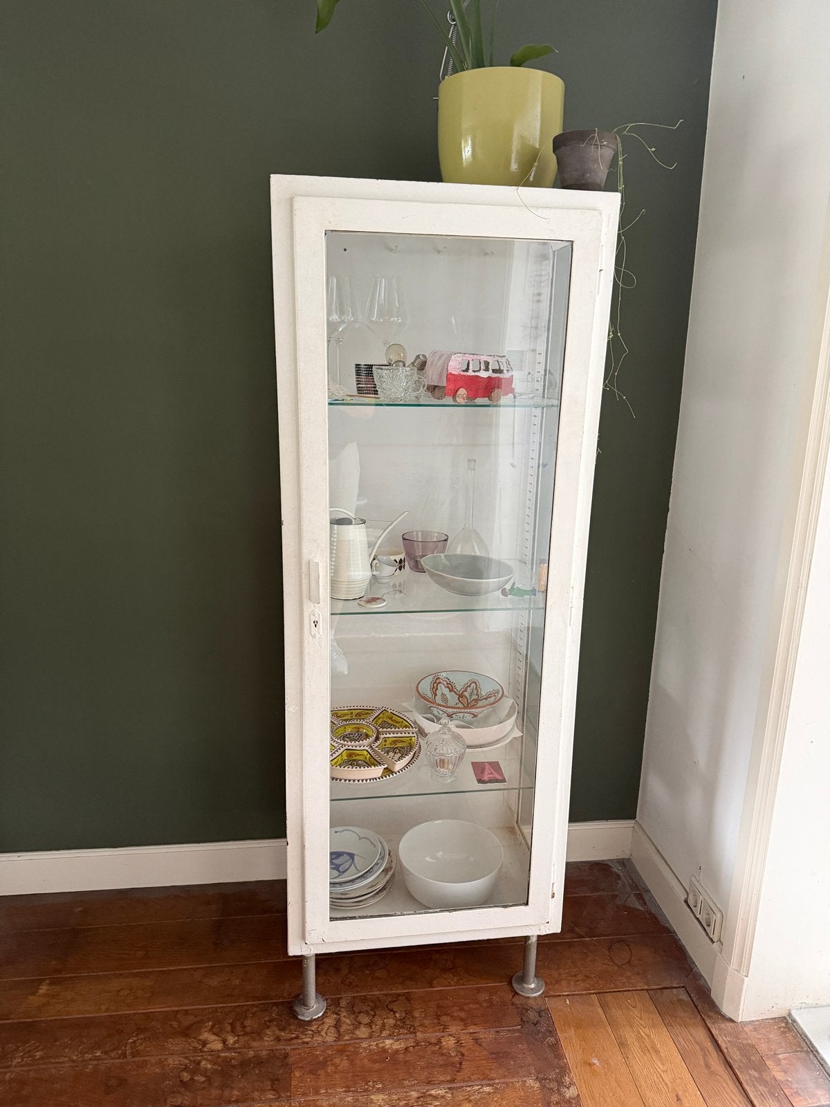 Vintage metalen apothekerskast met glazen planken, Ophalen