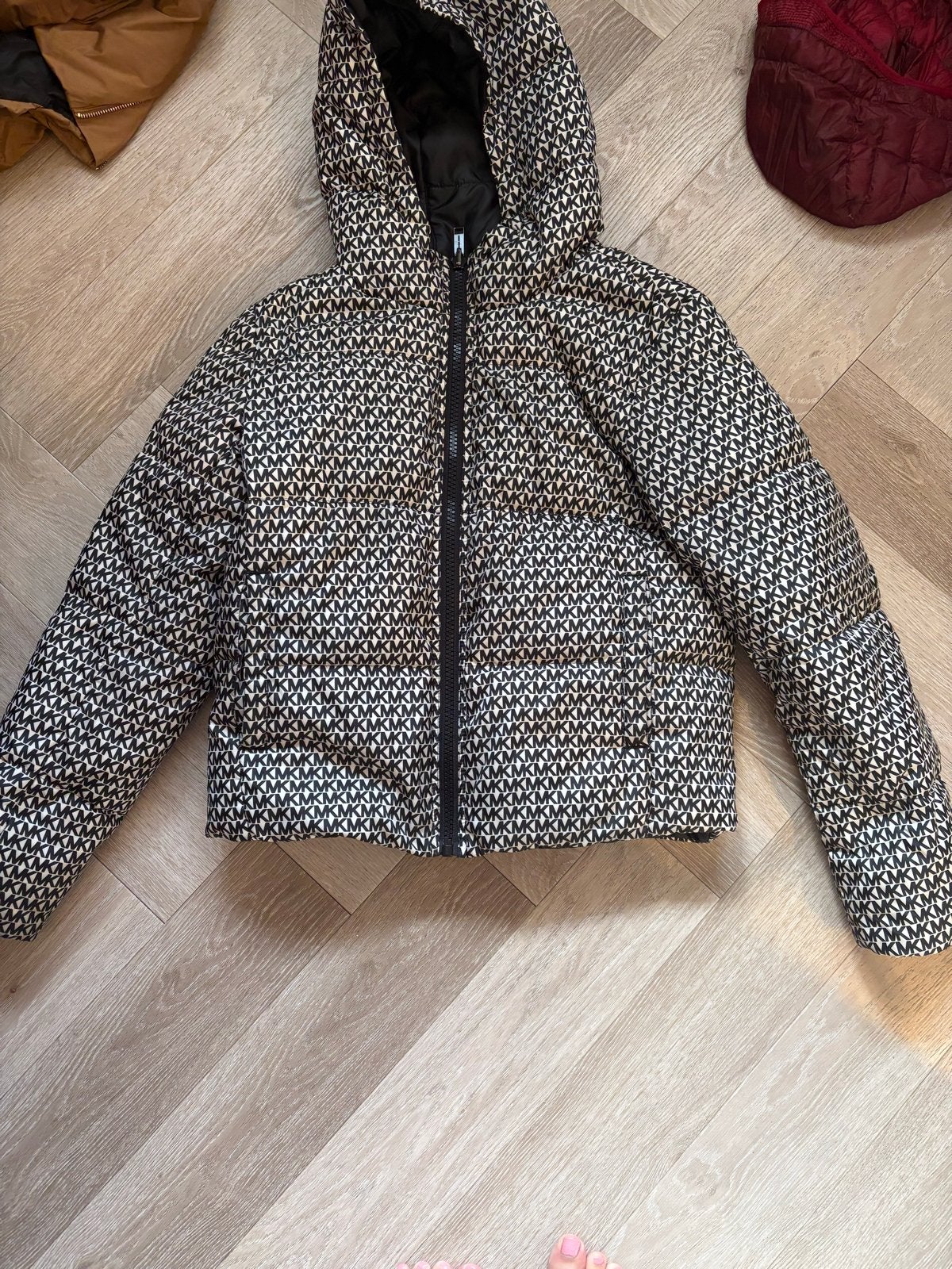 Michael Kors Pufferjack met monogramprint, Ophalen of Verzenden, Zo goed als nieuw, Maat 36 (S), Zwart