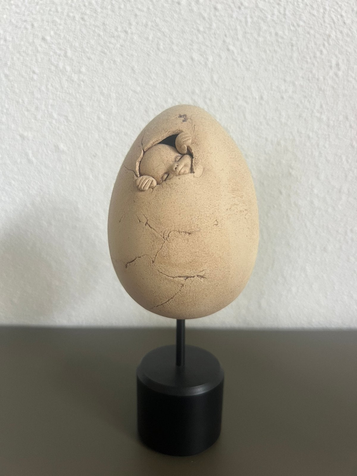 Unique Ceramic Egg Sculpture on Stand, Antiek en Kunst, Verzenden