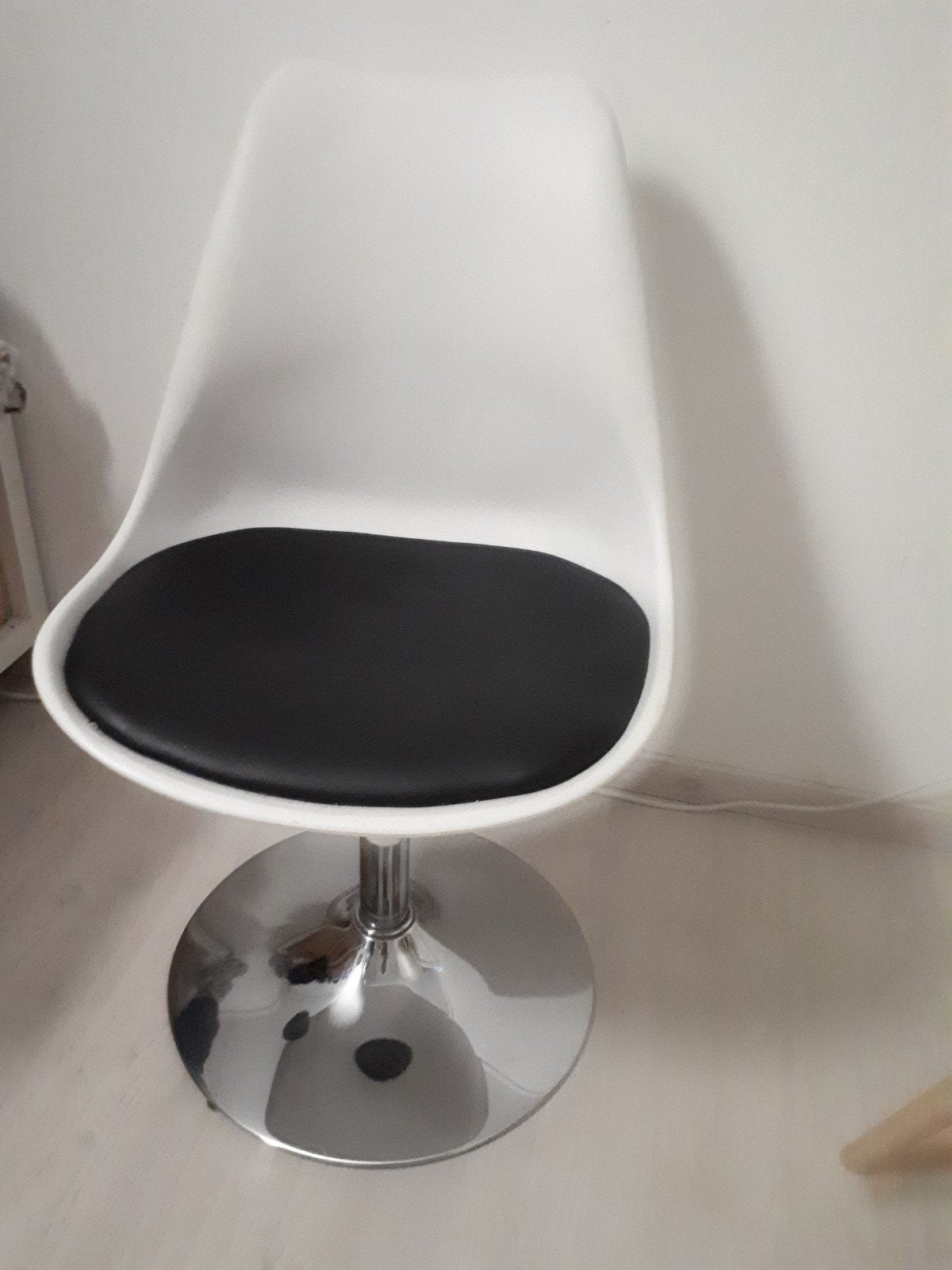 GRATIS mooie draaistoel, Ophalen, Wit, Eén, Kunststof