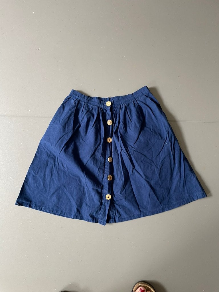 Mooie blauwe rok met knopen MET zakken, Kinderen en Baby's, Kinderkleding | Maat 128, Meisje, Ophalen of Verzenden, Zo goed als nieuw