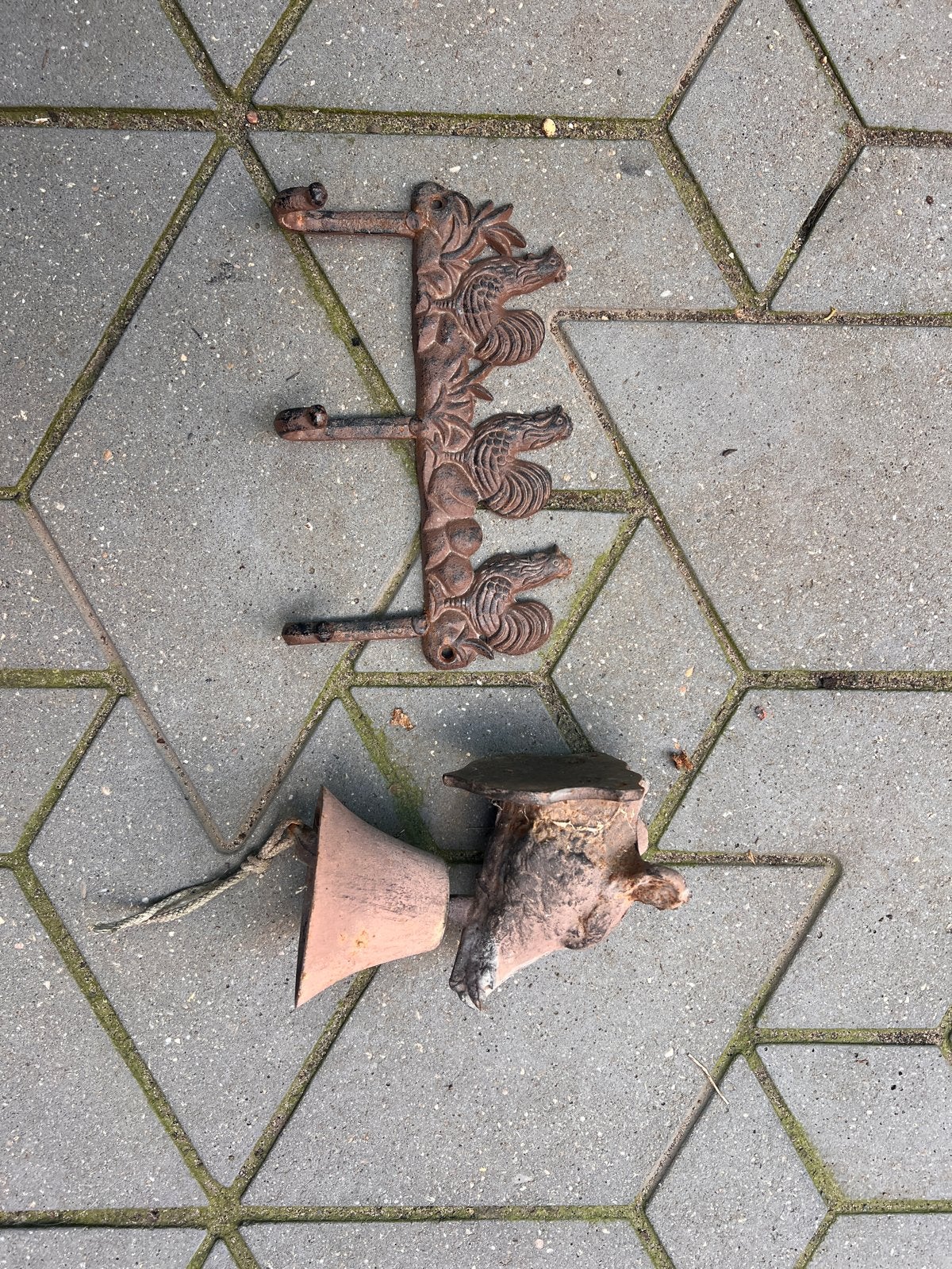 Antieke gietijzeren bel en haak met haantjes, Ophalen of Verzenden