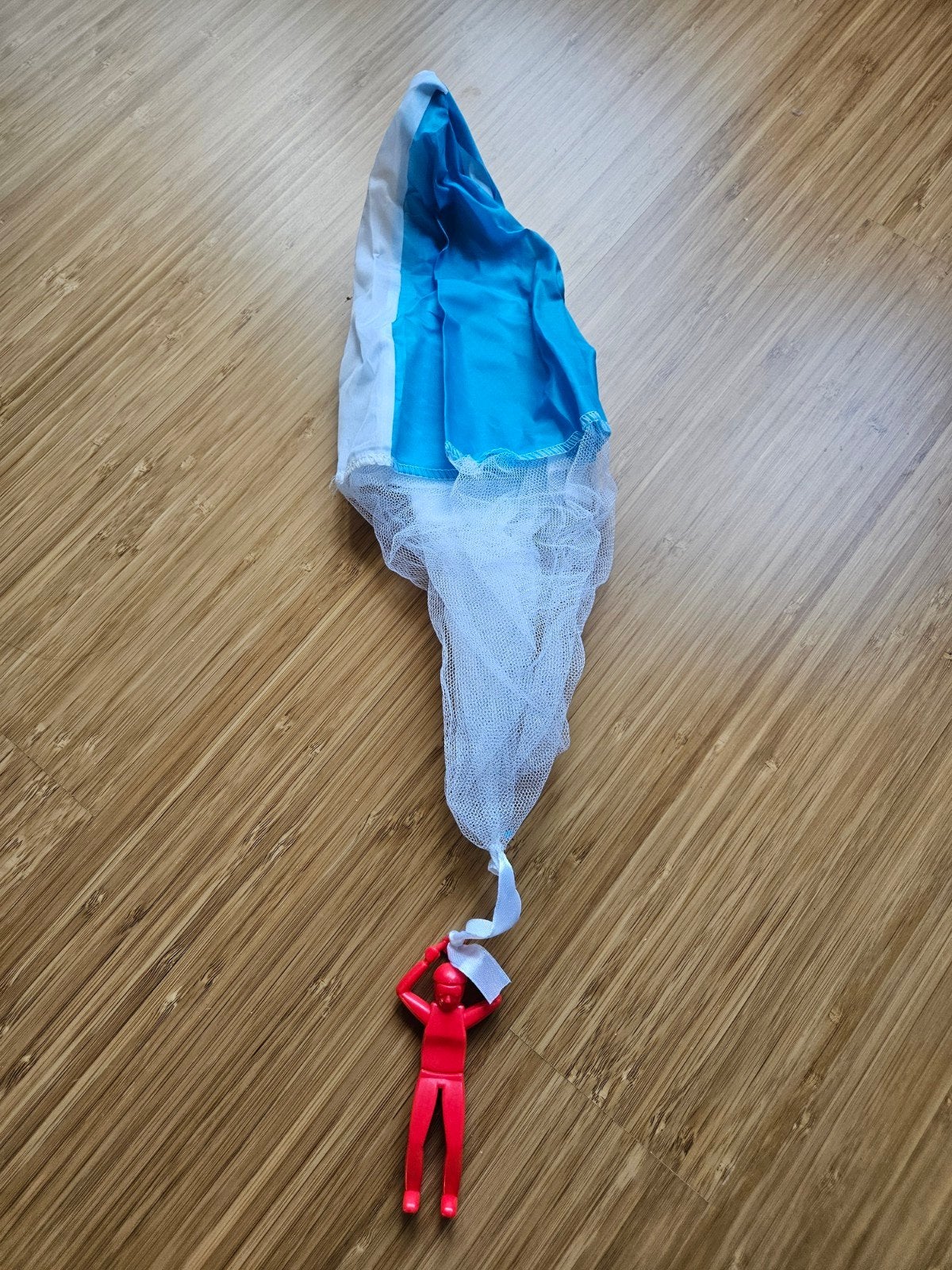 mannetje aan parachute, Ophalen