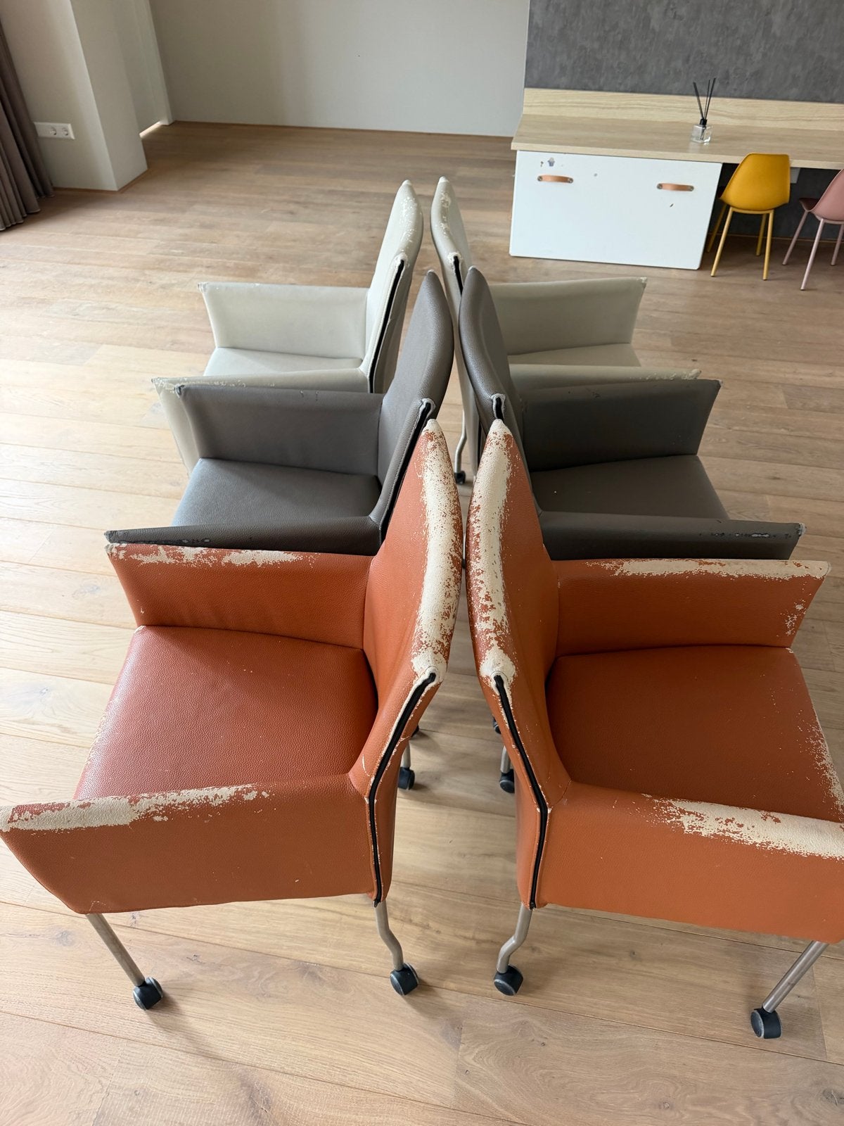 Set van 6 gebruikte stoelen - Oranje, Grijs, Wit, Huis en Inrichting, Stoelen, Ophalen, Gebruikt, Overige kleuren, Leer