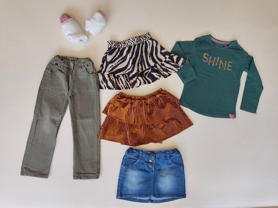 Leuk kledingpakket maat 92 (broek, rokjes, shirt, dikke sok), Kinderen en Baby's, Kinderkleding | Kinder-kledingpakketten, Ophalen of Verzenden