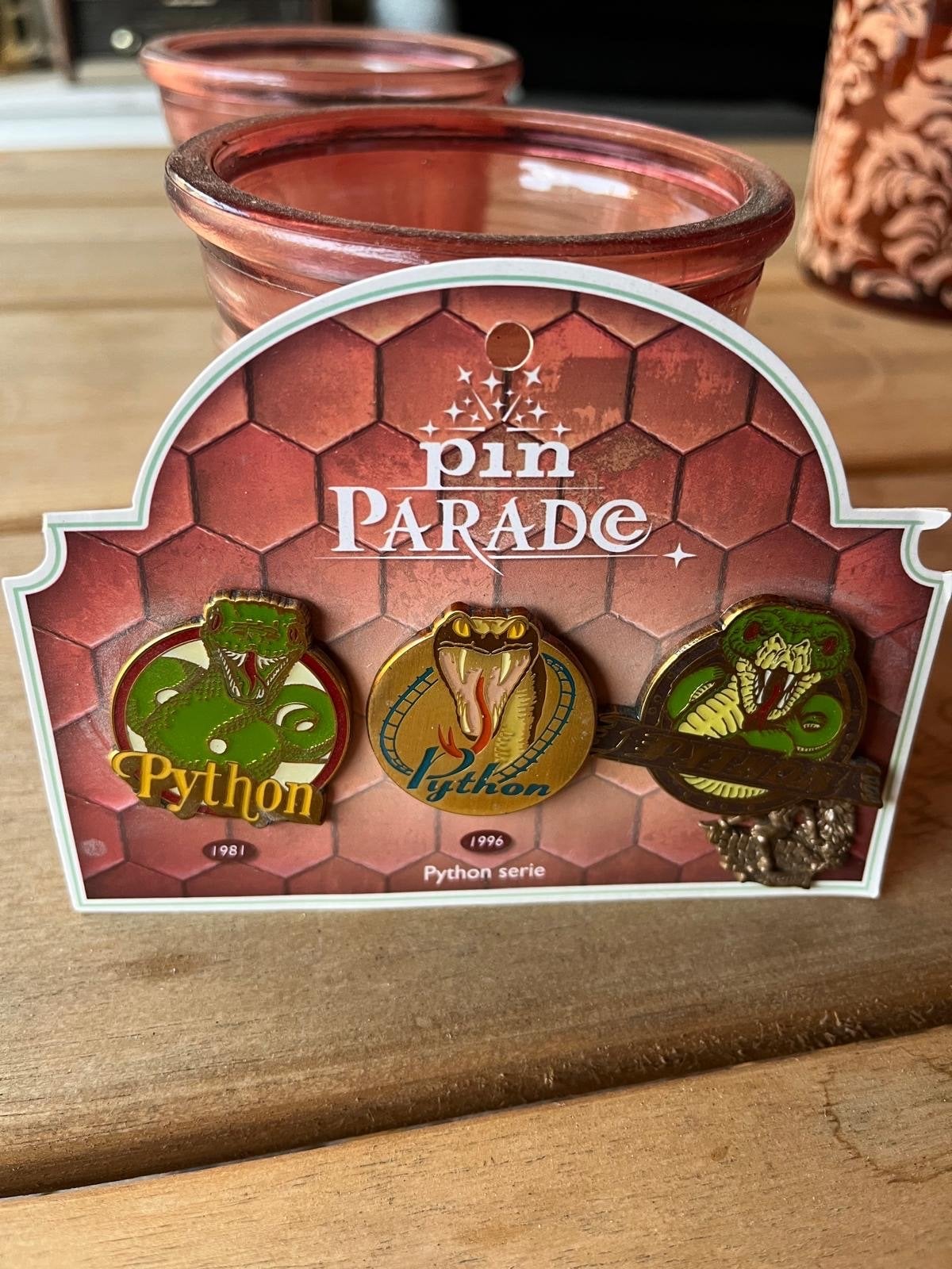 Efteling Python Pin Parade, bandjes en bedels, Ophalen of Verzenden, Gebruikt, Button of Speldje