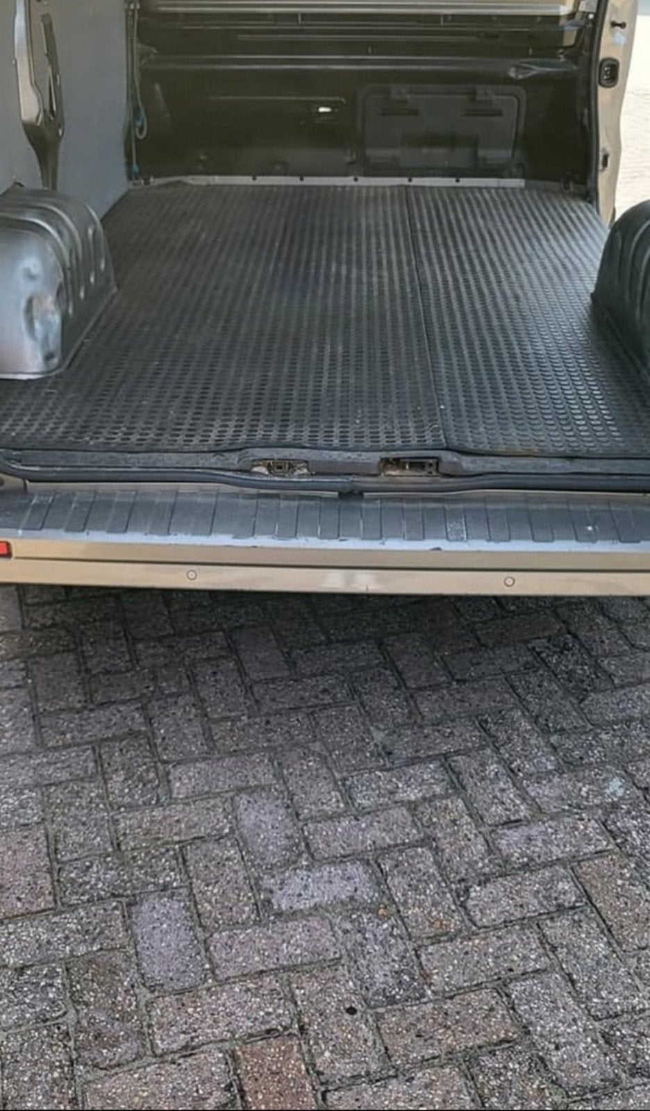 Rubber anti-slip vloermat past in Opel vivaro lengte 1, Ophalen, Opel